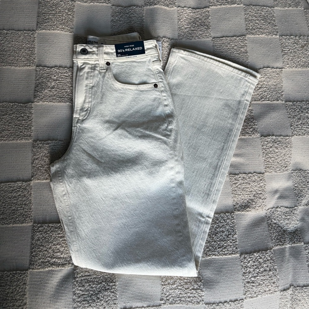 Abercrombie Curve Love 90s Relaxed Jeans — Seashell Embroidery NWT